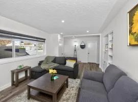 2BR Suite Near Downtown Calgary - Private Entry - Airport Access - 4412 UP