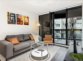 Stylish Luxury Apartment in Albert Park with Pool, Gym & Free Parking