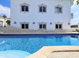 Silver Coast Pool & Resort Villas, Hotel in Arnal