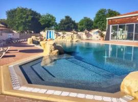 ZEcamping 5 pet friendly animé avec piscine couverte en bord de mer, hotel a Saint-Georges-d'Oléron