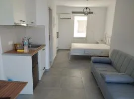 Almiriki- Ground Floor Seafront Studio