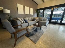Luxury 4BR in Prime Location with 6 Car Parking, hotel en Bacólod