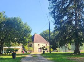 Gîte au bord de l'eau piscine & spa, hotel a Bretenoux