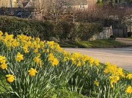 Pretty Cotswold Cottage with garden near Bibury