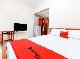RedDoorz Syariah at Delta Sari Aloha Waru, Hotel in Sawotratap
