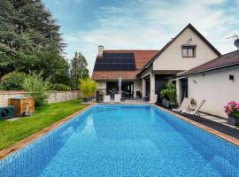 Grande villa jardin et piscine chauffée, 10 pers, Hotel in Furdenheim