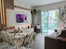 Apto Alamanda - 2 Quartos - Apto todo climatizado, aconchegante, confortável e de frente para avenida principal!