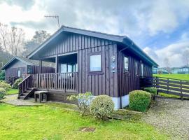 Heather Lodge with Hot Tub, hotel i Hunters Quay