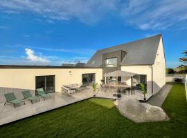 Villa d'exception piscine interieure plage à 300m 14 personnes, Hotel in Cléder