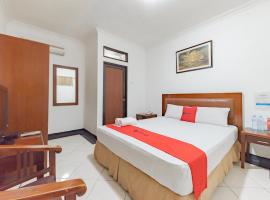 RedDoorz Plus at Buah Batu, khách sạn ở Bandung
