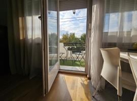 Airport Apartment, hotel en Surčin