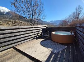 CHALET JACUZZI PRIVE, TERRASSE et VUE MONTAGNE DANS CAMPING 3 ETOILES, Hotel in Chateauroux-les-Alpes