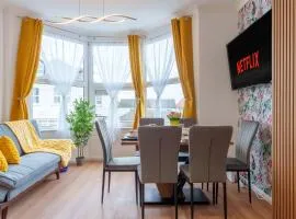Stylish 3 Bedroom Sea View Apartment with Parking Sleeps 9