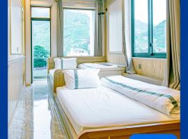 Viesnīca Quyenly Motel Mèo Vạc pilsētā Mèo Vạc