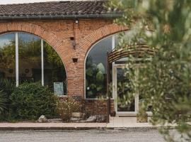 L'ALCOVE HOTEL RESTAURANT, отель в городе Villematier