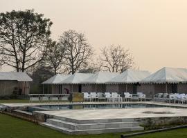 Tvam wisteria sports club, hotel in Dera Māndi