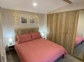 230 Unity Holiday Resort 6 Birth cosy and secure property next to all shops and entertainment passes optional، فندق في برين