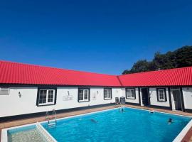 Modest static caravan Pool and views Narberth, Hotel in Pembrokeshire