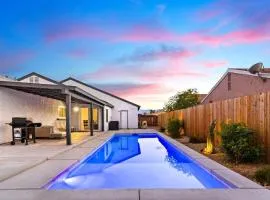 Relaxing Getaway with Pool and Putting Green and BBQ