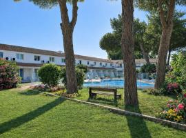 Artemia Aigues-Mortes - Hôtel avec piscine - Bornes électriques - Parking privé - Local vélo-moto โรงแรมในเอก-มอร์ต