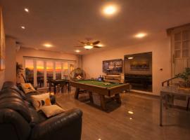 17 Pax Private Villa, Ferry Terminal Shuttle & Breakfast, hotel a Nagoya