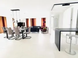Designer-Apartment mit 4 Schlafzimmern, Privatparkplatz und Terrasse