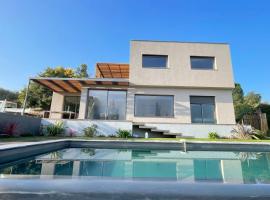 Villa avec piscine à débordement, Hotel in Sorède