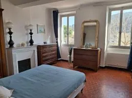 Logement indépendant, coeur de village provençal