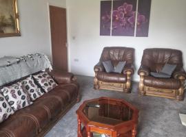 Family-Friendly Detached House Near Leeds and Bradford with Garden, מלון בבאטלי