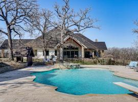 Post Oak Estate Pool, Spa and Rec Barn on 16 Acres, hotel v destinaci Cleburne