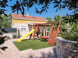 Hidden Oasis - pool, playground - 3 min from the beach, hotel u gradu Vir