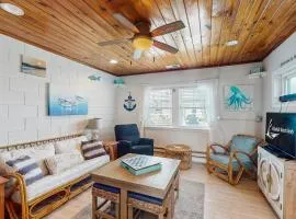 By the Sea: Dog-friendly, close to the beach and local attractions