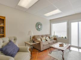 On-Site Lake Access Serene Waterloo Getaway, hotel a Waterloo