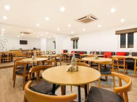 OYO TOWNHOUSE NEAR ESI HOSPITAL, SR NAGAR, Hotel in Ameerpet