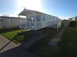 The Retreat Lighthouse - Lido Beach Prestatyn, hotelli kohteessa Prestatyn