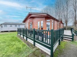 Modern 4 Berth Lodge With Decking At Manor Park In Hunstanton Ref 23024W, Hotel in Hunstanton
