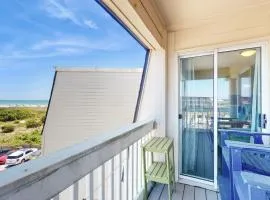 Beachfront condo w/shared pool & ample outdoor amenities
