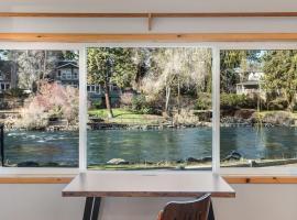 Cozy Studio Cottage on the River、ベンドのホテル