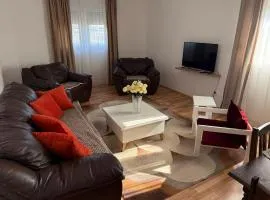 Large Three-Bedroom Apartment 2 Min from Airport