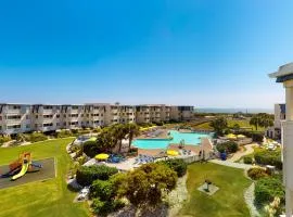 3rd-Floor Condo Overlooking Courtyard w/Beach Views, WiFi, Shared Pools/Hot Tub