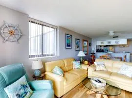 4th-Floor oceanfront condo with amazing view, WiFi & shared pools/hot tub/gym