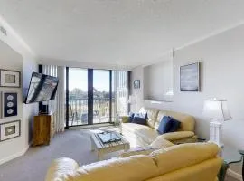 Wonderful condo with private washer/dryer, balcony, and pool/tennis