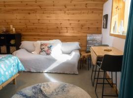 Private Hummingbird Room - Modern & Cozy, hotel i Mansonville