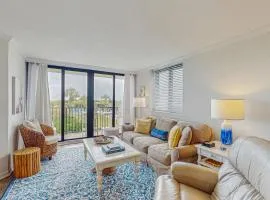 Stunning first floor condo with shared pool and tennis courts | beach access
