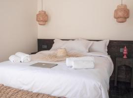 Sea and Sunset Boutique Villa Bed and Breakfast, hotel a Ikouzza