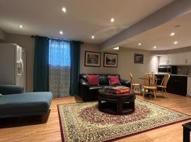 2 Bedroom 1 Bathroom Basement Suite, hotel em Toronto