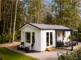 StayatSas Sam, middenin het bos, kindvriendelijk, stijlvol ingericht, parkeren naast het huisje,veel privacy, ruime tuin