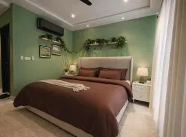 Sylvan 1 BR Apartment with Self Check in Gulberg Center with Pool