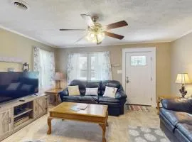 Dog-friendly coastal home with enclosed yard, gas grill and fire-pit