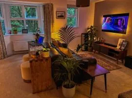 Central Peterborough Smart Home Flat Near Station